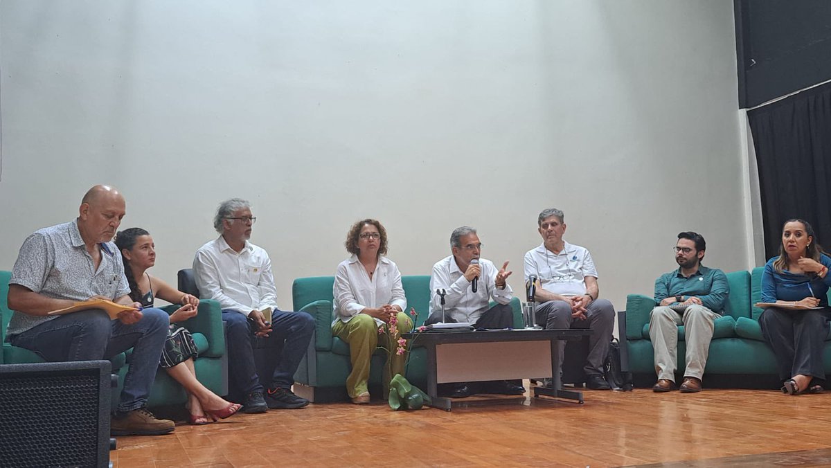 UVeracruzanaMx's tweet photo. El rector Martín Aguilar Sánchez sostiene reunión con estudiantes de la #RegiónPozaRicaTuxpan, para escuchar y dar respuesta a sus inquietudes y dudas de los procesos académicos. 

La sede es el Auditorio “Adela Del Toro” de la Unidad de Humanidades. https://t.co/zKQbidBdqw