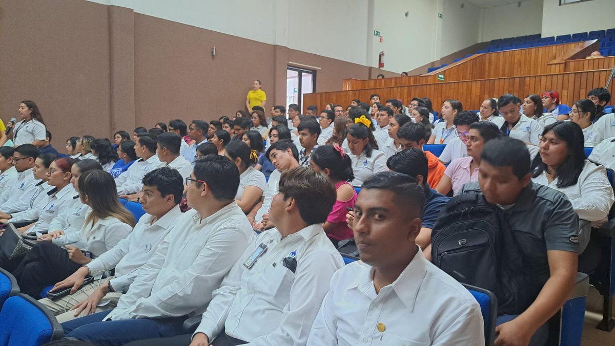UVeracruzanaMx's tweet photo. El rector Martín Aguilar Sánchez sostiene reunión con estudiantes de la #RegiónPozaRicaTuxpan, para escuchar y dar respuesta a sus inquietudes y dudas de los procesos académicos. 

La sede es el Auditorio “Adela Del Toro” de la Unidad de Humanidades. https://t.co/zKQbidBdqw