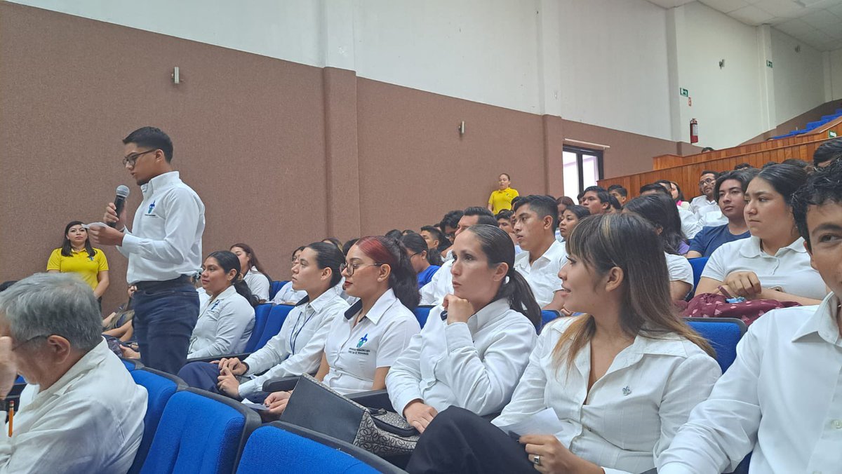 UVeracruzanaMx's tweet photo. El rector Martín Aguilar Sánchez sostiene reunión con estudiantes de la #RegiónPozaRicaTuxpan, para escuchar y dar respuesta a sus inquietudes y dudas de los procesos académicos. 

La sede es el Auditorio “Adela Del Toro” de la Unidad de Humanidades. https://t.co/zKQbidBdqw