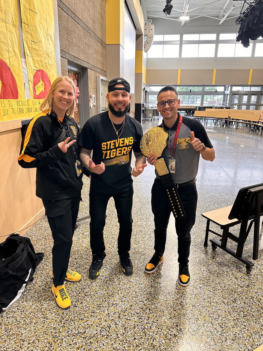 Met another group of passionate school leaders 🙌🏽 and they brought the heat 🔥 for our Color Rush theme today! ⬛️🟨

Principal @tylertrey88 is a certified game changer yall 🫡💯 #shoegame