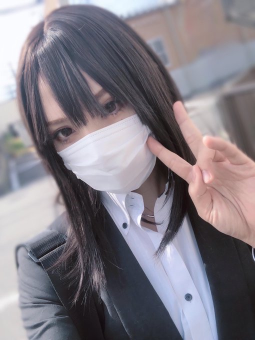 GW前なので浮かれてガチ女装出社する人の図✨ 以下条件で女装出社可能です♪  ①フリーアドレス化がされていて、席が決まってない ②連休前で有休の人が多い ③連休前でテンションMAX #女装 https://t<a href="/tag/%E5%A5%B3%E8%A3%85"class="tags">#女装</a>