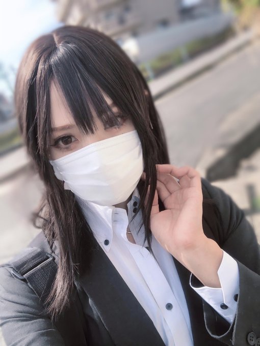 GW前なので浮かれてガチ女装出社する人の図✨ 以下条件で女装出社可能です♪  ①フリーアドレス化がされていて、席が決まってない ②連休前で有休の人が多い ③連休前でテンションMAX #女装 https://t<a href="/tag/%E5%A5%B3%E8%A3%85"class="tags">#女装</a>