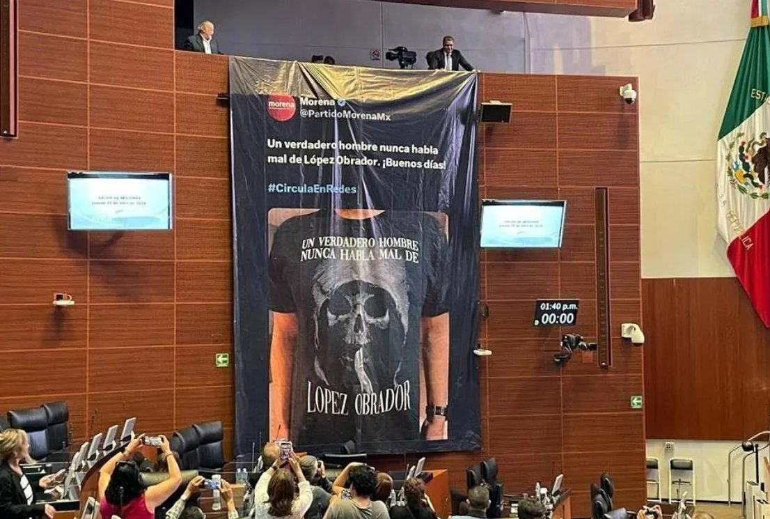 EN EL SENADO | Cuelgan manta con playera de #AMLO y la 'santa muerte' en la sede del #Senado de la República: bit.ly/3QjtuJi / Sacrifican a una gallina, como ofrenda de senador de #Morena : bit.ly/3Qjuugh / En la sesión, trasmiten vídeo del episcopado contra 'la