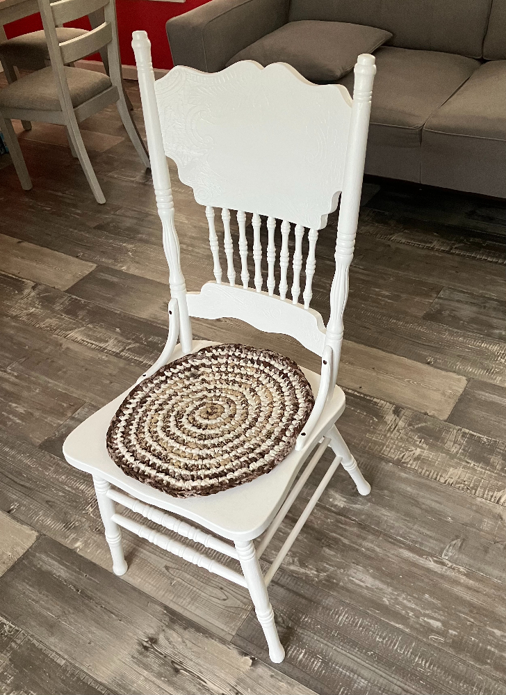 #writinglife #authorscommunity #authorlife #ACFW
I found a discarded chair at the side of the road. With a little TLC, elbow grease, and leftover trim paint, I had a new chair for my writing desk. I put a mini rag rug on the seat to cushion my tush.🪑