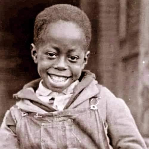 neideboaski's tweet image. FATO!

Uma família judia chamada Karnofsky, que emigrou da Lituânia para os EUA, teve pena de um menino de 7 anos e levou-o para casa.
Lá ele ficou e passou a noite nesta casa de família judia, onde pela primeira vez na sua vida foi tratado com gentileza e ternura.
Quando foi…