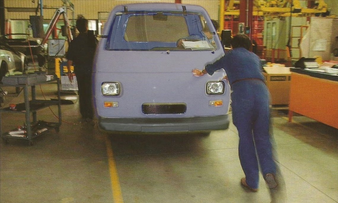 MotorCarTidbits's tweet photo. These are probably the only pictures online of the Lamborghini Ecovan (better known as the EV-1).
This "workhorse" came to be in 1990/1991 due to a collaboration of various italian companies to create a fleet of "high-technology" electric vans. https://t.co/bUUSsSvj6H