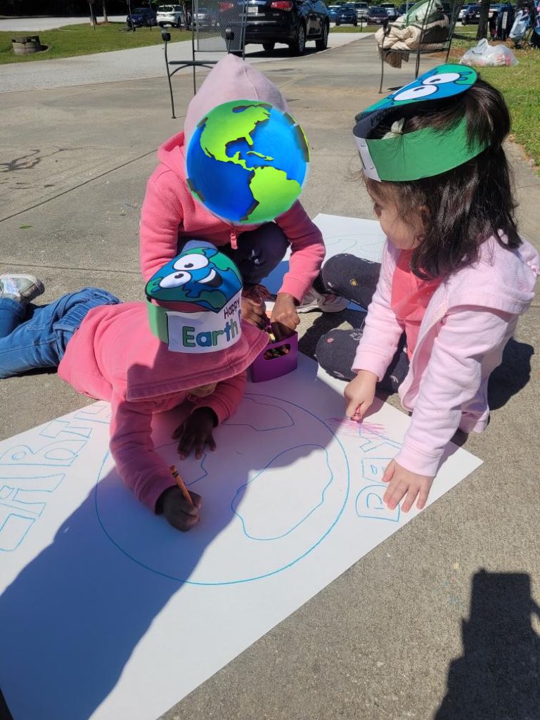 Preschool students make Earth day posters 🌎🌱❤️. #earthday #earthday2024 #keepourplanetclean #preschool #teacher #pat #dph