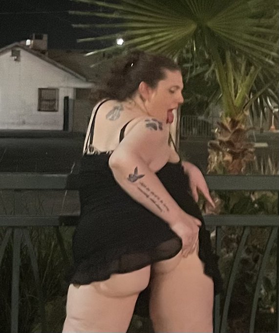 Lean me over the gate and Fuck Me. I love public play. https://t.co/FkGVTiWZSX