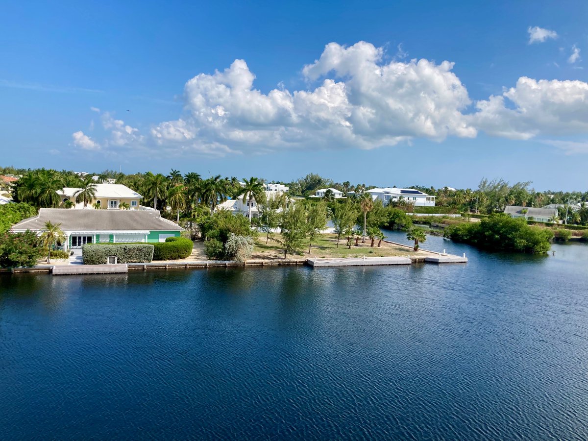 ExpatriateBaker's tweet photo. A day does not go by on Grand Cayman Island that I do not observe random acts of "Cayman kindness." https://t.co/DVHodSZHSk https://t.co/L7X0gplsPk