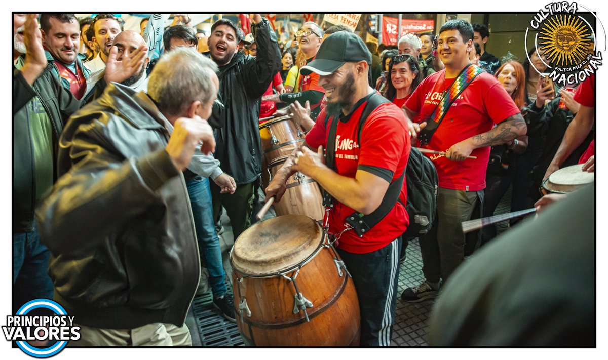 Las fotos de momento más épico de Guillermo Moreno en la #MarchaFederalUniversitaria del #23deAbril

📷 @PoliticaSer