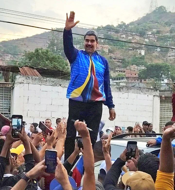 Nuestro presidente @NicolasMaduro encabezó una productiva jornada de trabajo desde la populosa parroquia Antímano, centrada en el balance de la Gran Misión Igualdad y Justicia Social 'Hugo Chávez' y de la Consulta Popular Nacional 2024. 

#UnionDeLosPueblos #oriele