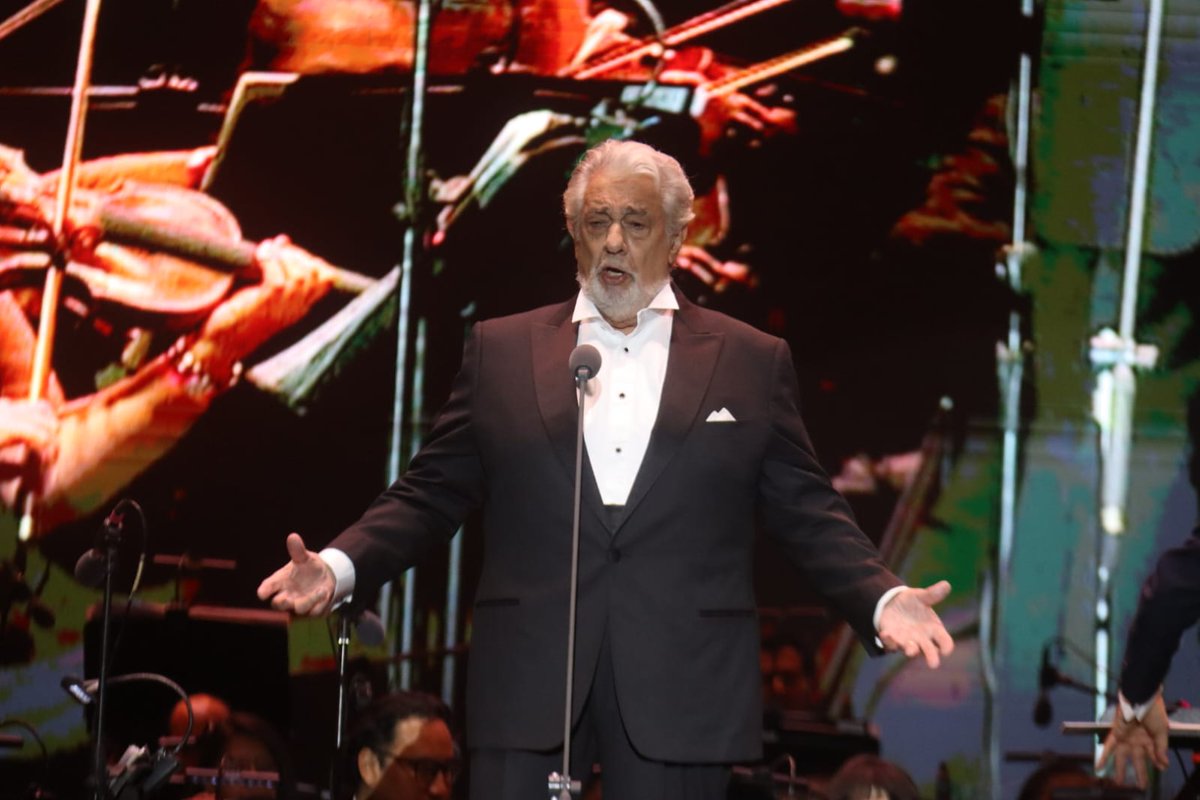 La noche del 25 de abril fue simplemente mágica en el Foro de las Estrellas @PlacidoDomingo la leyenda de la ópera, nos transportó a un mundo de emociones con su voz incomparable y su carisma inigualable en la @FNSM_Oficial de San Marcos. 🎶🎤 📸 Karla Barba / El Sol del Centro