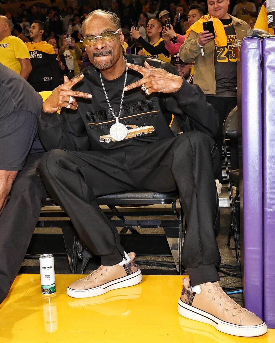 Snoop out here in LA ✌️✌️