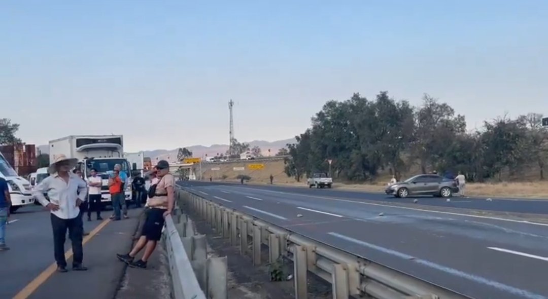 #Hidalgo #Tulancingo #Bloqueo 🚧 #AlMomento 

Crece el cierre ahora en la #autopista #México-#Tuxpan, a la altura del crucero a #Pachuca #PItula.
Exigen justicia por asesinato de  pequeña de 7 años. 

Circulen con  precaución.   

#AlertaVial 🚨🚧🛑Atienda indicaciones viales.