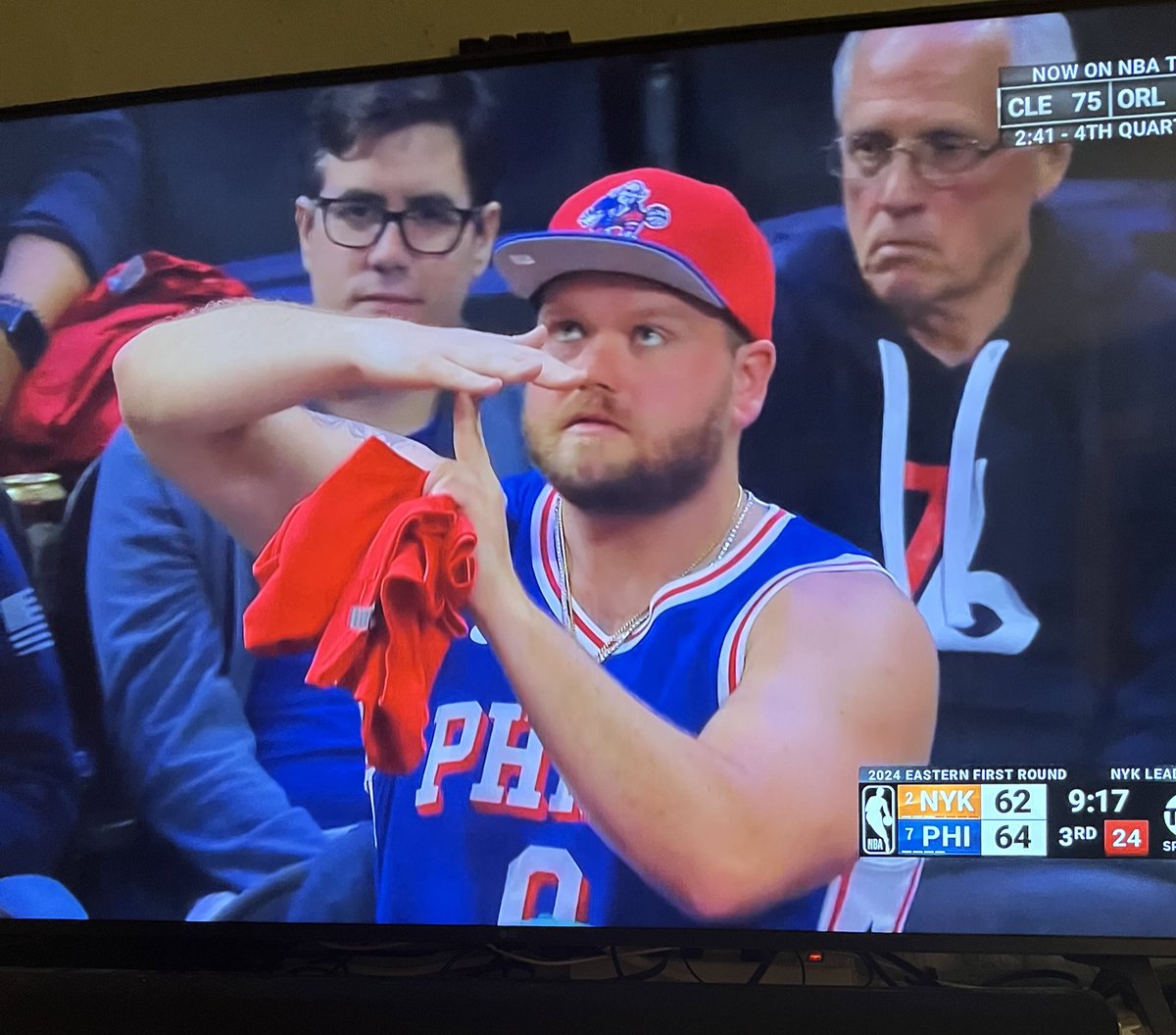 Who is the @__ChrisCote doppelgänger on the Knicks/76ers broadcast? We need @pablofindsout to find out…