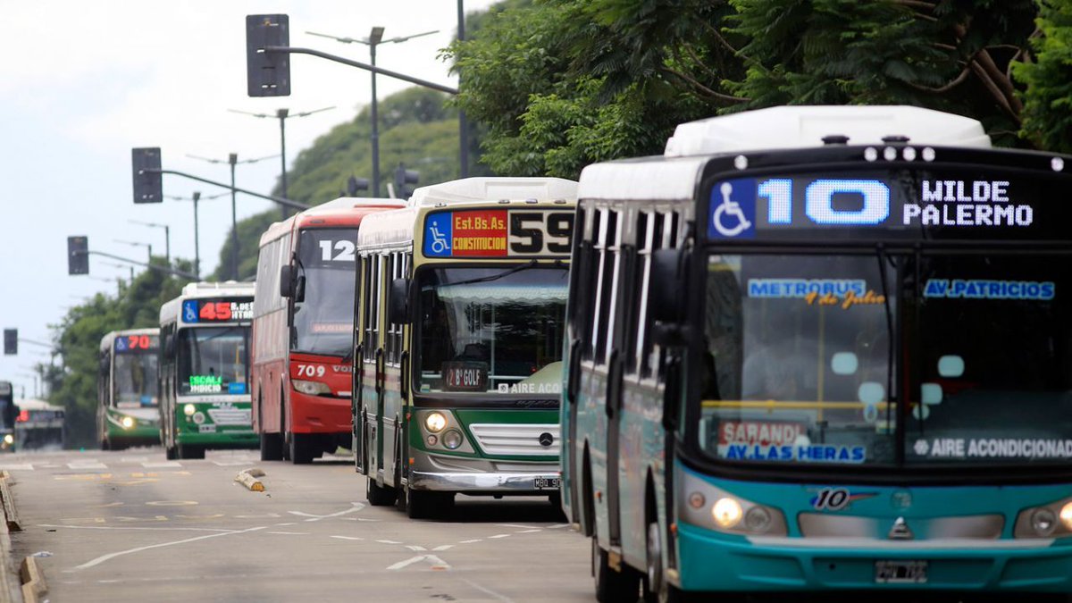 feresjaime's tweet photo. [ATENCIÓN] La interna de la UTA, al rojo vivo. Más de 100 delegados de líneas de colectivos de PBA presentaron la renuncia y pidieron plenario.

Se convocan el viernes a las 9hs en la sede de Barracas. 

Un conflicto que puede crecer (sigue) #transitoba #buenosaires https://t.co/Rg3xrrkAy2