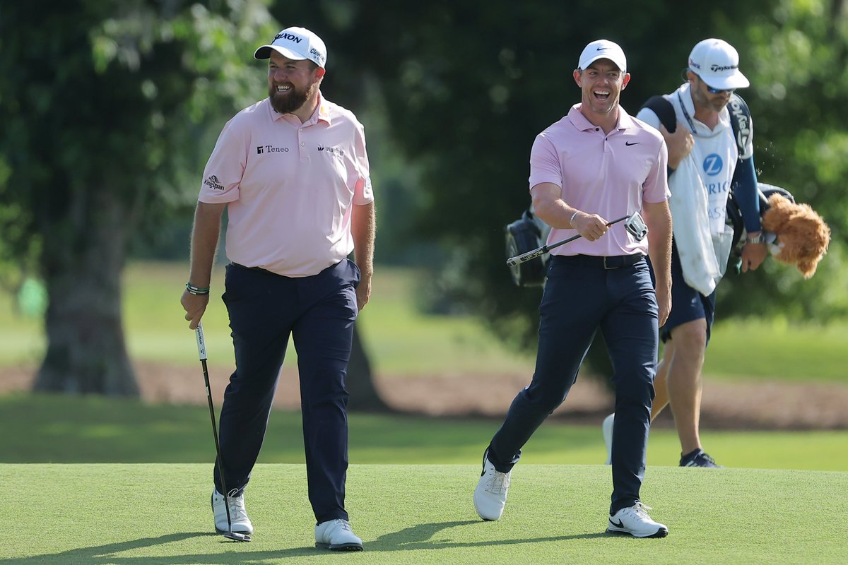 Yes to the pink shirt but no to the white trousers @McIlroyRory ☘️