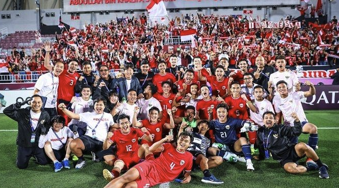 KNTFootball's tweet photo. 📢 | Props to ASEAN Football 👍

I notice some comments throughout today crapping on Indonesia- can we not do that?  

They legit were a better team than us today.  Hard pill to swallow.  And it wasn't just today.  This was a terrific side that defeated AFC heavyweights like Australia, they blew out Jordan 4-1, and lost to the hosts Qatar down 10 men.  It's no shame to lose to them, honestly.  All the more with the coach they have.

ASEAN football has grown considerably (much in thanks to Korean coaches) and that shouldn't be mocked but celebrated.  Even their fanbases are passionate and more fiery than ours in many ways.  (Did you see the Indonesians today in the Stadium?!  Total home stadium vibes.)  Fair play and good on them.  Like I said, I'm gutted at the loss, but I'm proud of our coaches that are making history like Shin Tae-young, Kim Pan-gon, Park Hang-seo.  

At the end of the day, a rising tide lifts all boats.  This is only going to sharpen the KNT as well as we respect our Asian neighbors and get challenged to do better as one of the highest ranked nations in the AFC.
🫡🇰🇷 #AFCU23