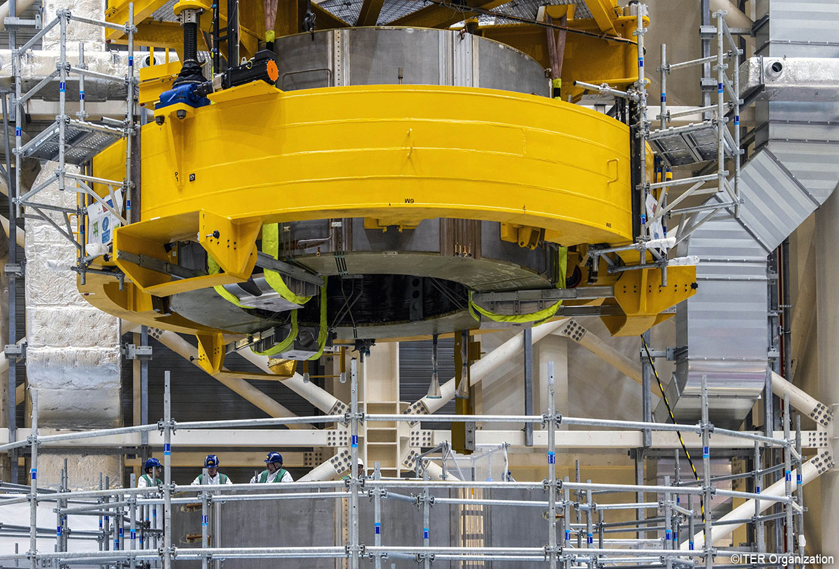 📢#ITER 最新情報✨ 組立ホール内で、#中心ソレノイド🧲の組立が進んでいます✨ 中心ソレノイドは、他の機器と違ってフックや吊り治具を使っての持ち上げができないためコイルの外側をつかんで持ち上げるような方法で、吊り上げ作業が行われています🏗 iter.org/newsline/-/4022