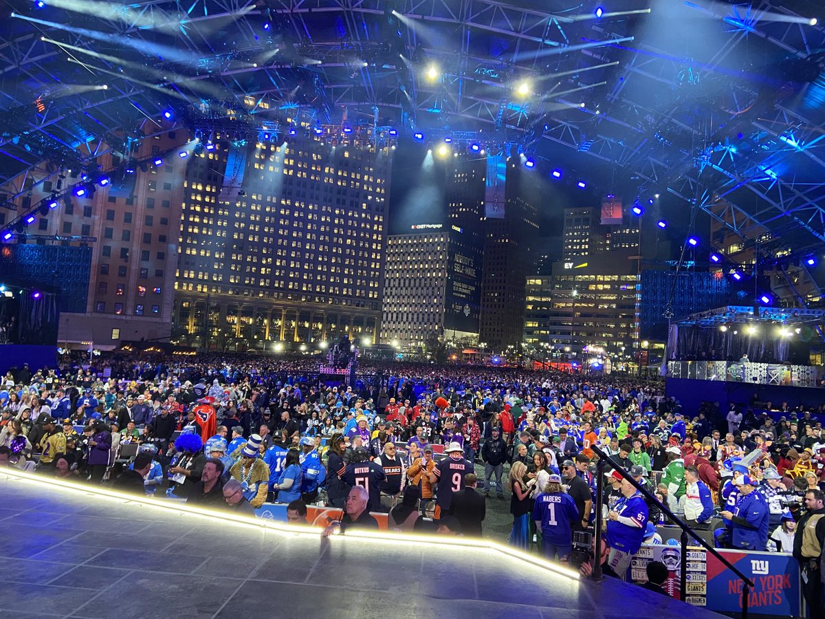.@nflcommish just announced that Detroit has set the all-time Day One #NFLDraft record with more than 275,000 fans in attendance.