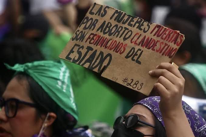🟢🟣🚩 Tras presiones por parte del movimiento feminista, hoy Jalisco se suma a los estados de México que despenalizaron el aborto. Nos solidarizamos con todas las compañeras que han empujado la campaña abortista en Jalisco y en todo el país. #AbortionRightsAreHumanRights