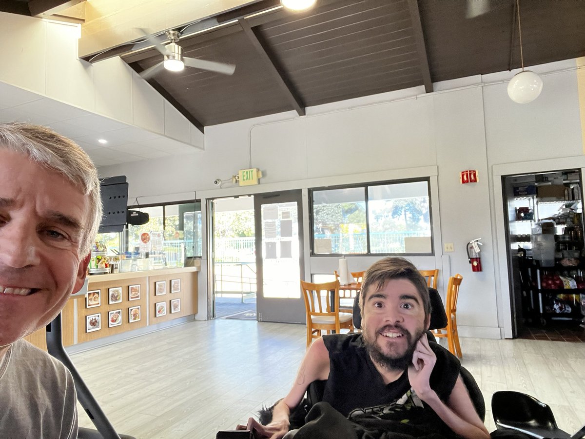 ESQUIREMATT's tweet image. Ry and I getting a smash burger at Crack (Bixby Village)