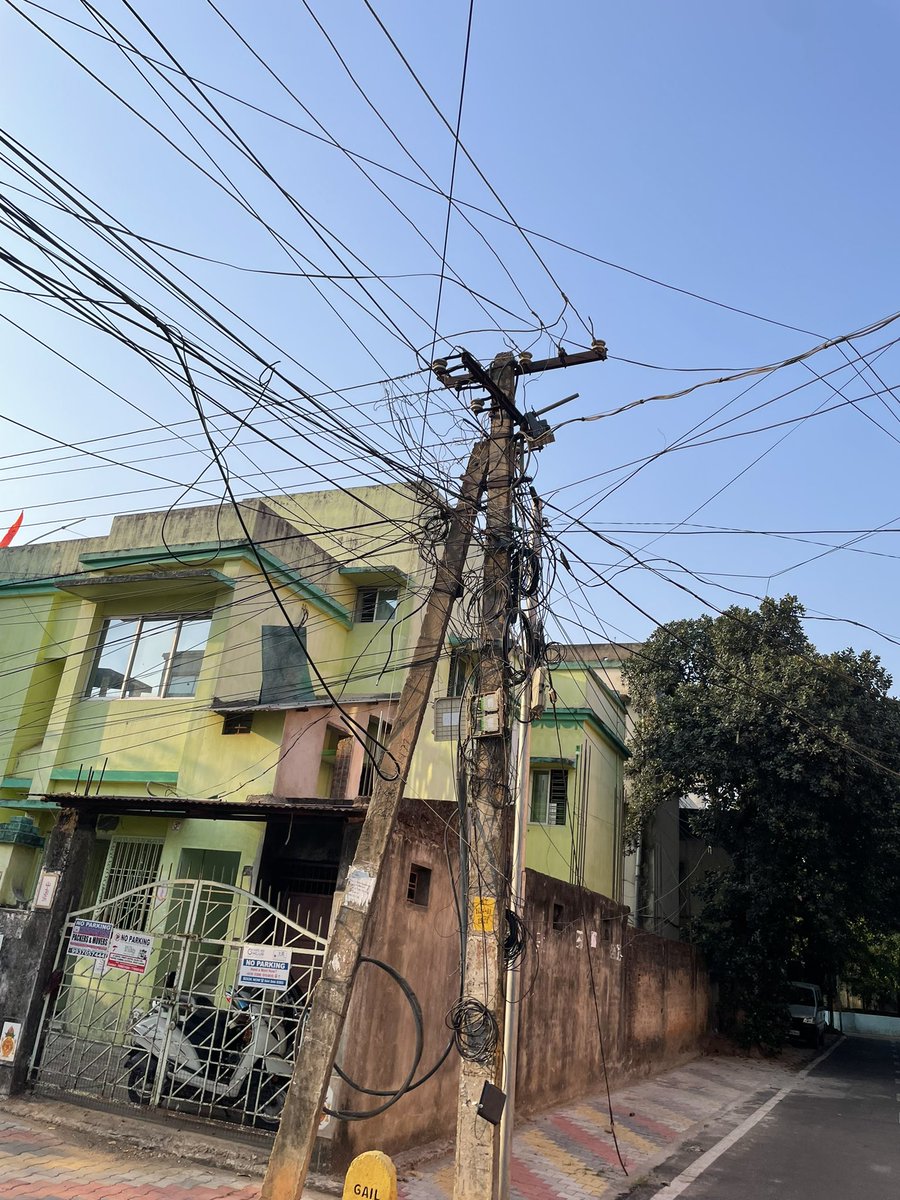 Can our electric poles in #Bhubaneswar (location @ Maitree Vihar) look better🙏🤔 Are all these Cable TV 📺 operators paying #TPCODL to make this electric pole look ugly 🤔 #FridayMotivation