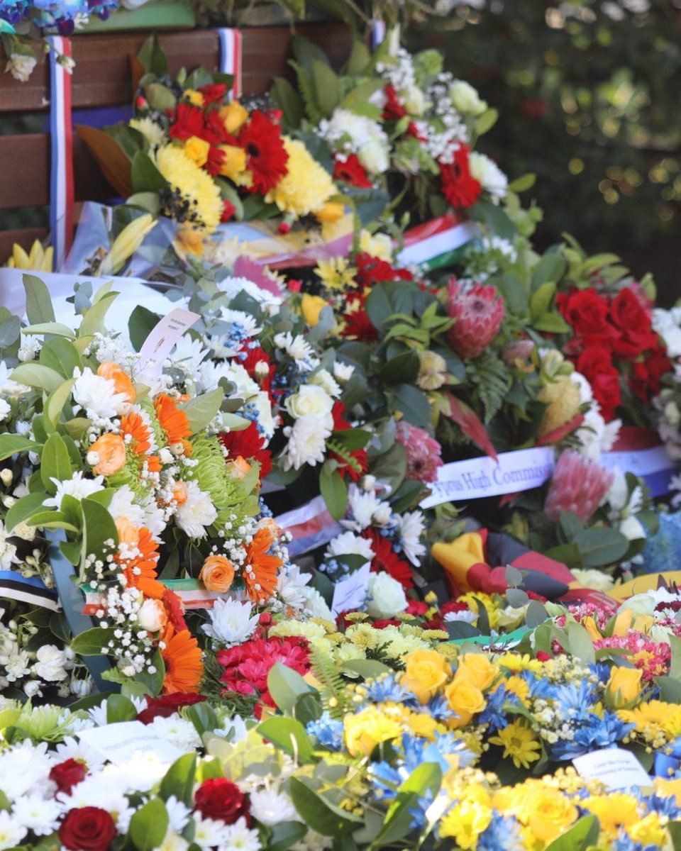 Yesterday, Ambassador @AHaapea laid a wreath of blue and white at the ANZAC Day ceremony hosted by the Embassy of France. This day commemorates those Australian and New Zealand soldiers who lost their lives in war. Lest we forget.