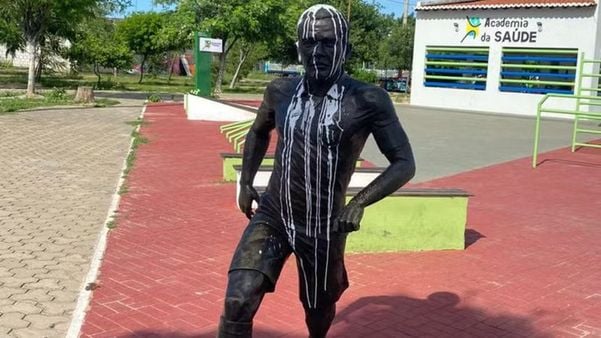 Juazeiro vai retirar estátua de Daniel Alves após recomendação do MP-BA bit.ly/3UznLl0

O recolhimento do monumento será realizado nos próximos dias