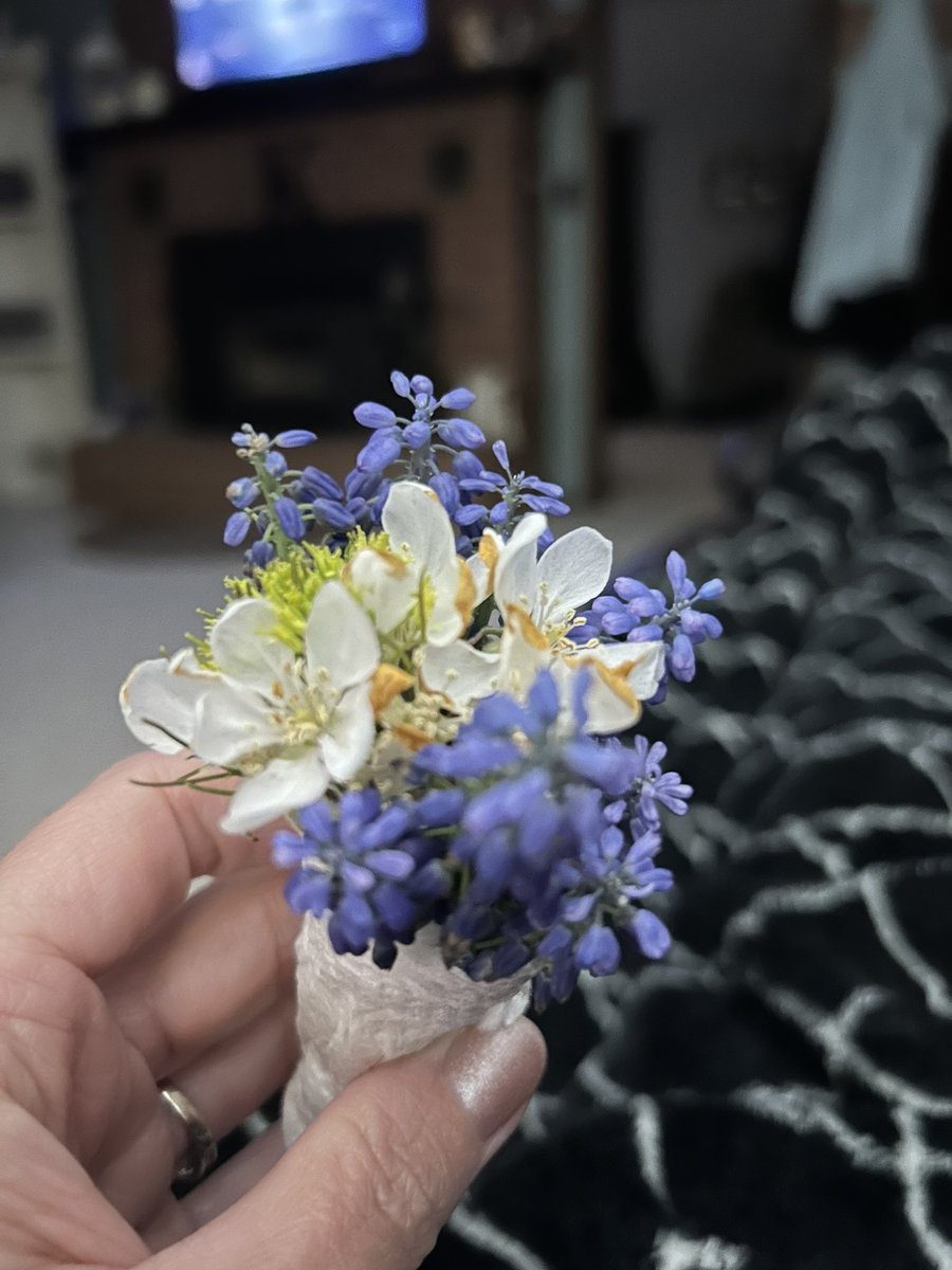 ❤️💐🍎Teacher Love❤️💐🍎
My doorbell rings at 8 PM and here is a student holding hand picked flowers and offering the BIGGEST 🤗 
THIS IS WHY WE TEACH y’all 
#TigerPride271 
#teacherlife