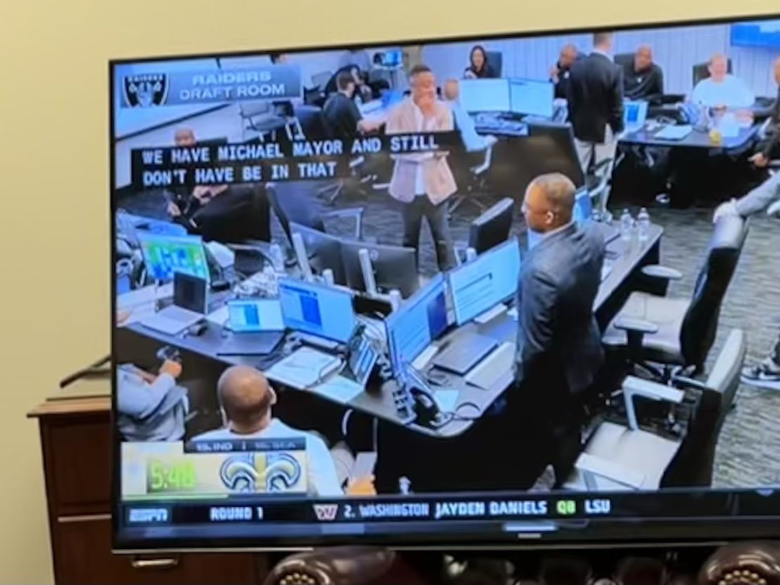 _JonSilva's tweet photo. @Raiders guy playing solitaire on his computer during the #NFLdraft https://t.co/kupk4JxxgD