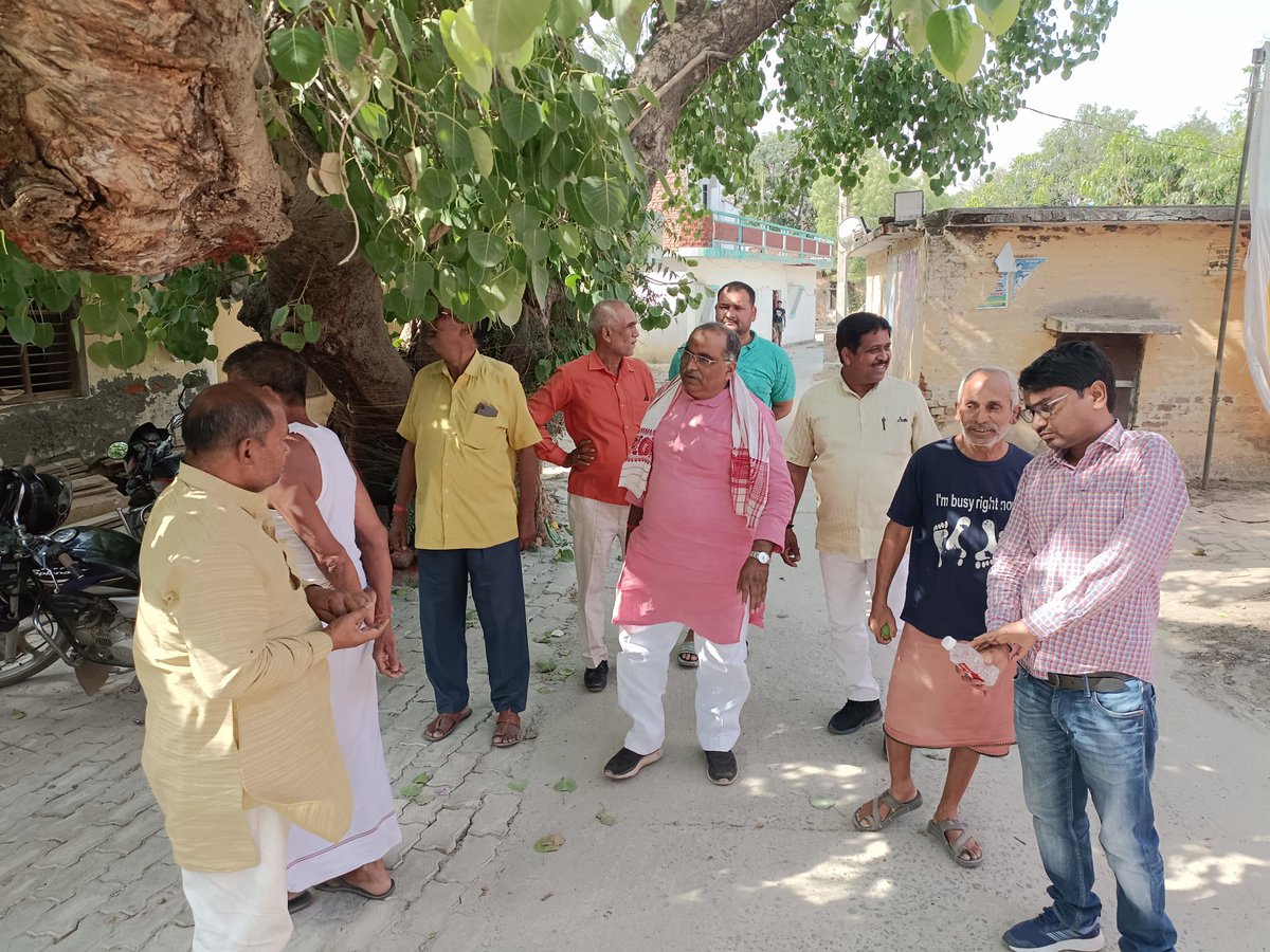 spmtdeoria's tweet photo. कल बैतालपुर के गोविन्दपुर में श्री बलराम मणि जी के सुपुत्र के विवाहोपरांत आयोजित प्रीतिभोज में सम्मिलित होकर अपनी शुभकामनाएं दिया। https://t.co/eem8clYo67