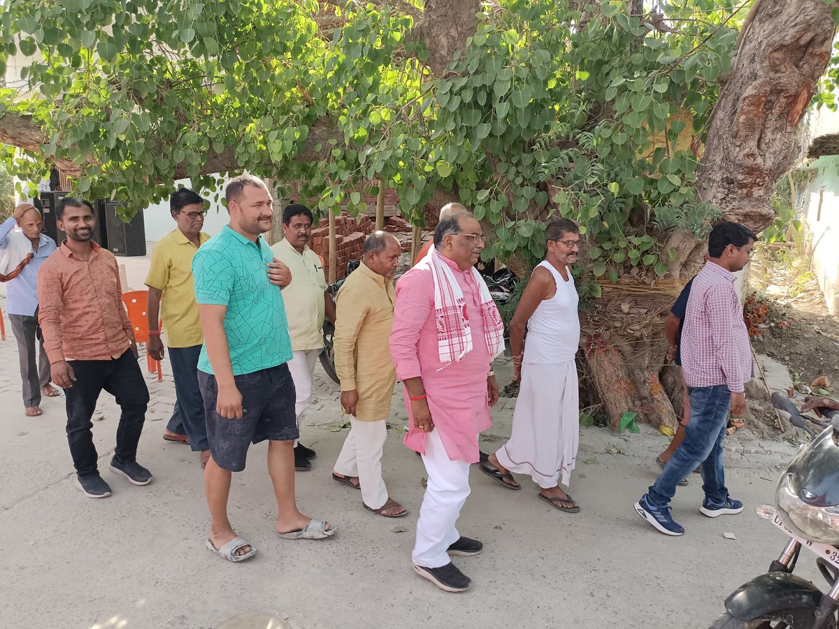 spmtdeoria's tweet photo. कल बैतालपुर के गोविन्दपुर में श्री बलराम मणि जी के सुपुत्र के विवाहोपरांत आयोजित प्रीतिभोज में सम्मिलित होकर अपनी शुभकामनाएं दिया। https://t.co/eem8clYo67