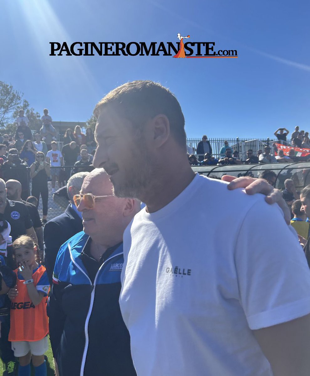 PagineRomaniste's tweet photo. 💛 ACCOGLIENZA PAZZESCA PER TOTTI A SYDNEY ❤️

😍Bambini, famiglie ed anziani: tutti in delirio per l’arrivo della leggenda romanista al Club Marconi, prima tappa del Totti Australia Tour [@r_gentili] https://t.co/ESlSQFhuZH