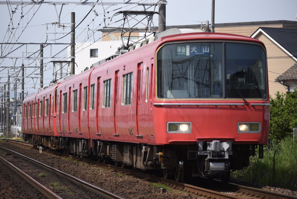 銀色が増えつつありますが赤い電車もまだまだ健在。