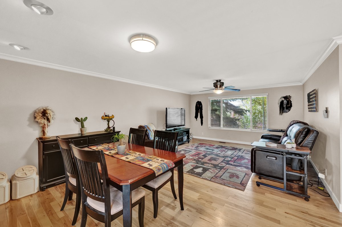 taraparas's tweet photo. "Royal living in this stunning Kings Cove home in Cottonwood Heights, UT. Just 15 minutes from 4 major ski resorts. Updated amenities, spacious layout, and potential for an ADU, this gem offers convenience and luxury. #CottonwoodHeights #UtahRealEstate" https://t.co/pe0Nm3TwB4 https://t.co/wgi6zB5yIG