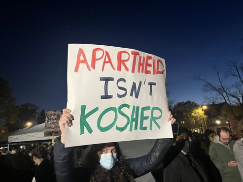 Northwestern Üniversitesi’nde Filistin yanlısı şahane bir poster. Apartheid isn’t kosher - Irkçılık helal değil.