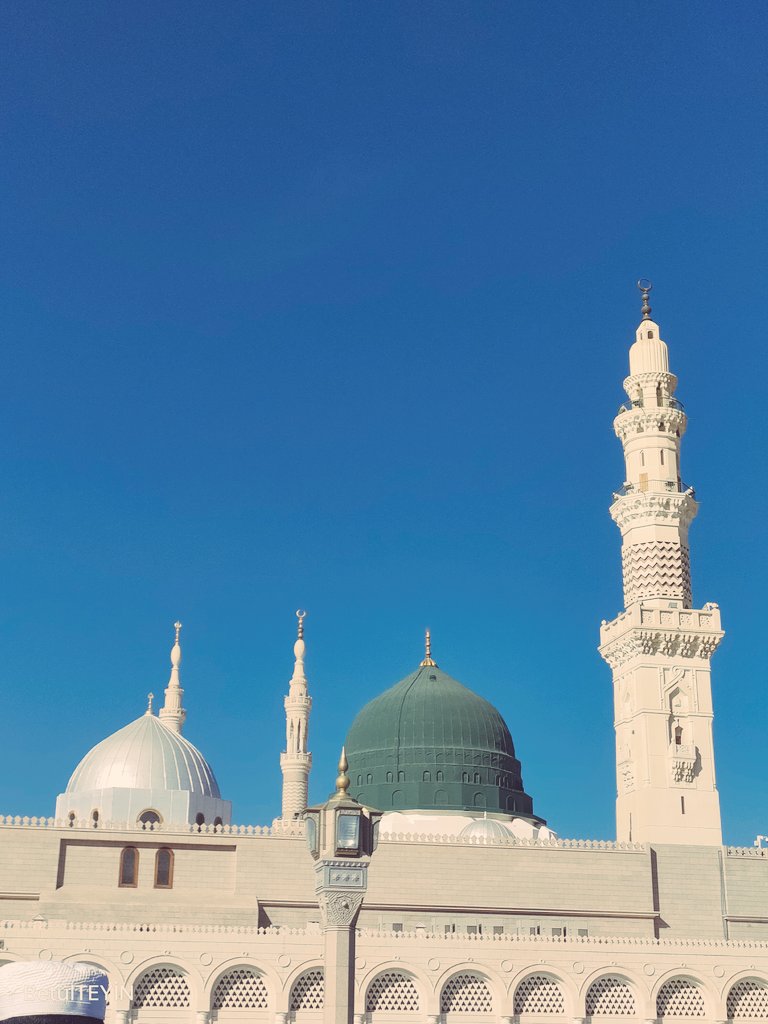 Zerre zerre Nur, zerre zerre Rahmet 
olan, gül kokulu güzel efendim'e
Zerreler adedince Sonsuz salât ve selâm olsun (s.a.s) 
Bir zerre rahmetten hissedar olmak duâsıyla 🤲🏻
hayırlı Cumalar.