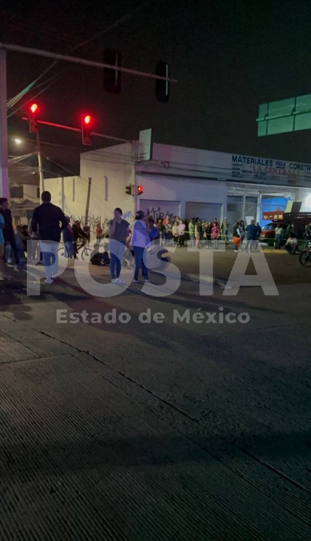 POSTAEdomex's tweet photo. Bloquean Av Central en #Ecatepec en búsqueda de doctor ⚠️

La estación del #Mexibús Zodíaco es un caos pues los manifestantes exigen, se avance en la búsqueda del doctor, exigiendo las grabaciones de las cámaras del #C4 y #C5 para saber su paradero. 📸🚨

EV 

📹 @FernandoCruzFr7 https://t.co/vvcyxHLO7h