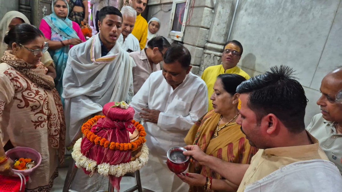 आज दुधेश्वर नाथ मंदिर जाकर भगवान शंकर जी का आशीर्वाद लिया और मतदान की शुरुआत की, #AbkiBaar400Par #ModiKaParivar #HogiKamalKiJeet #BJP4IND #BJP4UP #PhirEkBaarModiSarkar #bjpupwest #Mission2024 #LoksabhaElection2024 #Ghaziabad #AtulGarg #Ghaziabad_votes_For_Atul_garg