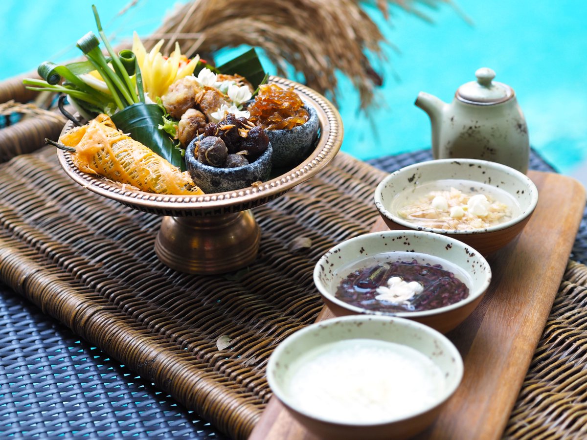 Dive into the refreshing goodness of Khao Chae, a classic Thai summer treat! This traditional delicacy, made with chilled rice and aromatic accompaniments, promises an unforgettable taste explosion. 💥😋#ThaiCuisine #SummerDelights #AuthenticThai #KhaoChae