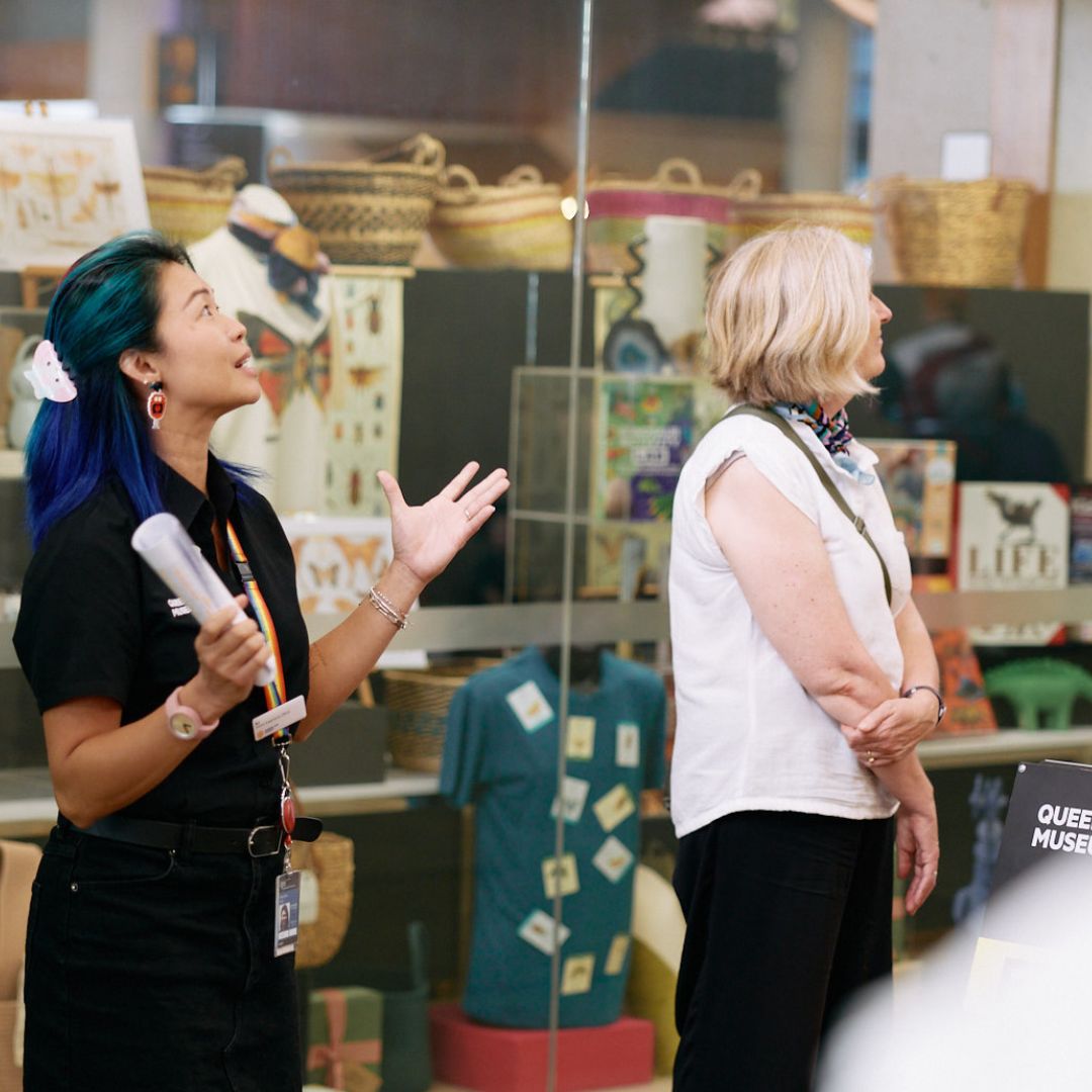🤩 FREE MUSEUM HIGHLIGHTS TOURS 🤩 Join our knowledgeable guides on a journey around the museum and uncover the fascinating stories behind some of our most treasured objects. ⏰ Weekdays 11am–12pm; Weekends 3pm–4pm 🎟️ Free, bookings required: bit.ly/QM-Tour #QMkurilpa