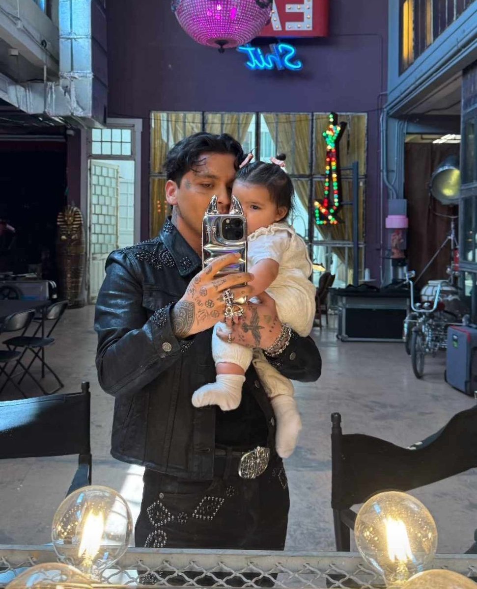 ¡Selfie con papá! 🤳🏻✨ Christian Nodal disfrutando al máximo a su bella Inti. 🥰❤️ 📸: @elnodal