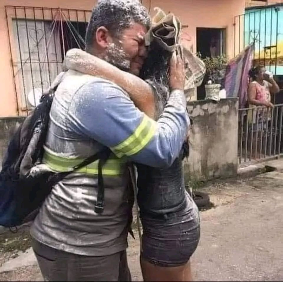 NINGÚN ESPOSO ES HONESTO
⁣
Sabías que tu marido suele ser regañado por el jefe?
Sabías que tu marido suele ser insultado en el trabajo?
Sabías que tal vez tu marido hoy arriesgó su vida por ti y tus hijos.
⁣
Sabías que tu marido puede a menudo contener el hambre para poder