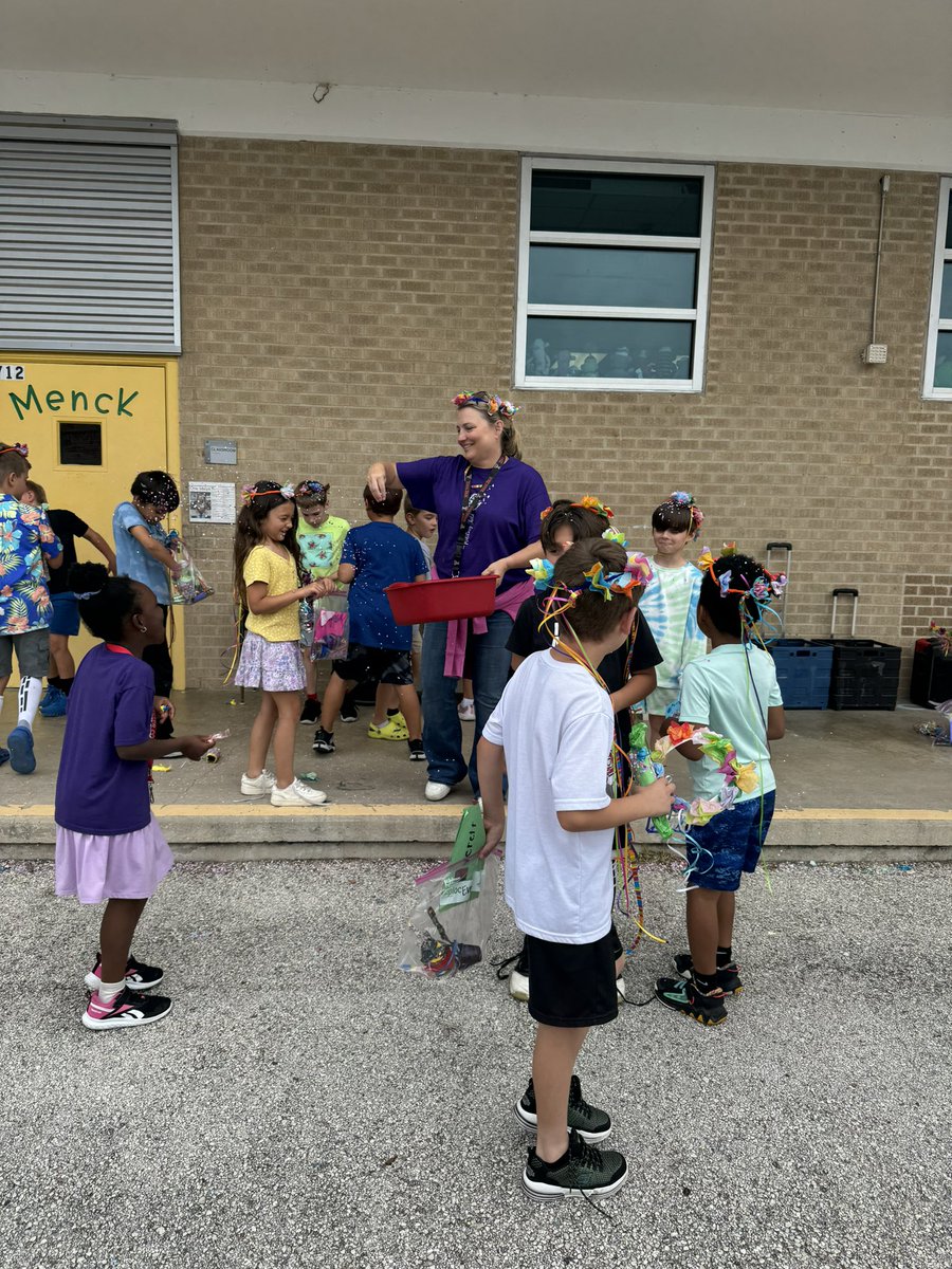 juli5772's tweet photo. Plenty of fun was had today by our 2nd graders as they held a Market Day to sell what they created.  Way to apply real world context to producers and consumers.
#passfirstshootsecond
@gomez_rene1010 https://t.co/BvldPMgINi