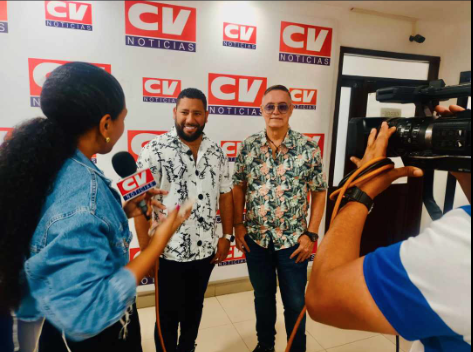 prettybq's tweet photo. JUNTOS OTRA VEZ De visita los amigos de El Sol, TeleCaribe y CV Noticias, gracias por el apoyo incondicional para con el tema del equipo Tiburón: JUNIOR, LADRÓN DE MI CORAZÓN https://t.co/TkR1dubr4K