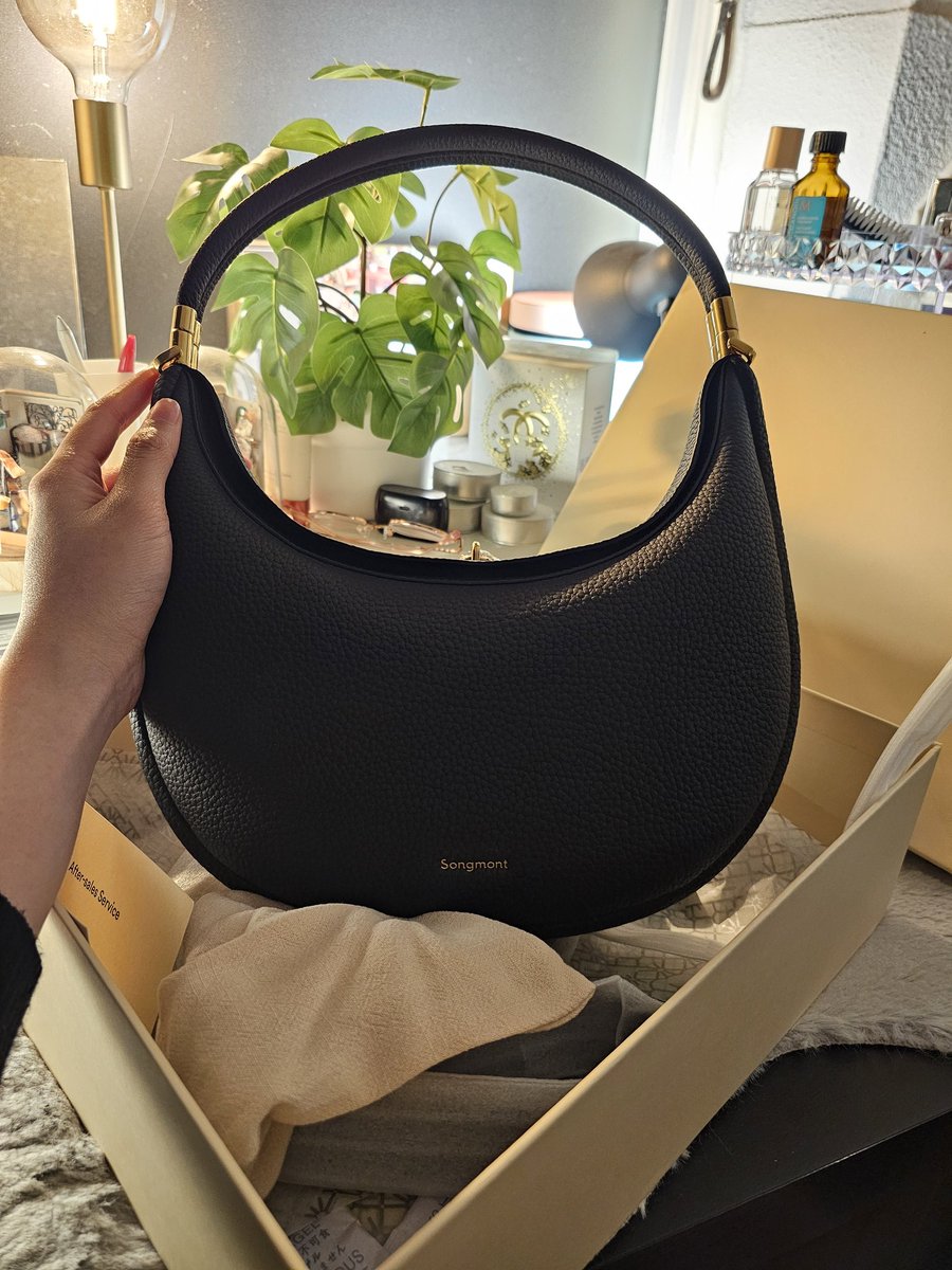 NutNpr's tweet photo. Songmont luna bag คือที่สุส น่ารักมาก https://t.co/LaM6Evq5ej