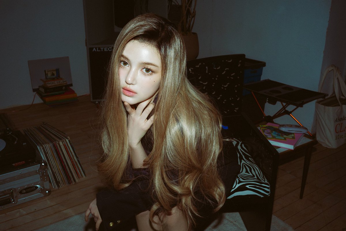 NewJeans Danielle debuts blonde hair for 'How Sweet.'