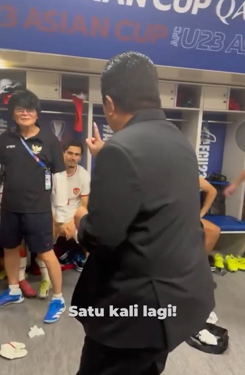 idextratime's tweet photo. Footage ruang ganti seusai pertandingan vs Korsel yang dibagikan akun timnas.

Pak Erick : "Satu kali lagi? ☝🏻 (tiket olimpiade)"

Para pemain : "DUAAAA (Juara)"

Mental.. 👊🏻🇮🇩🥶 https://t.co/KwlZqHUzZZ
