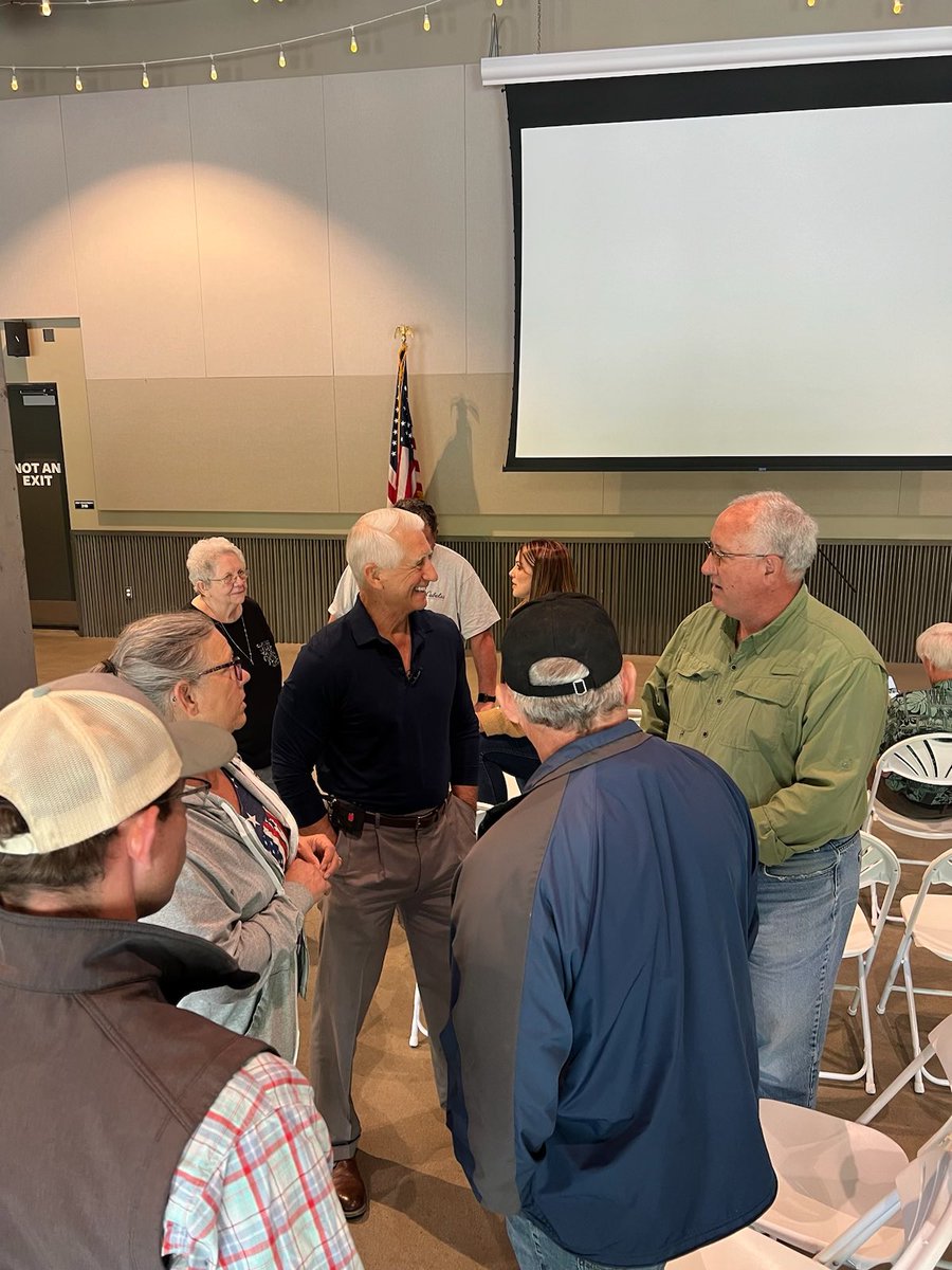 Yesterday, I had a chance to meet community members in Wenatchee at the bustling Pybus Market. Thank you for the incredibly warm welcome. Special thanks to Wenatchee Councilmember Jose Luis Cuevas for being such a gracious host!

#ChangeWA #FixWA #DoTheRightThing